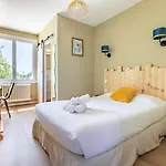 호텔 Les Vieux Acacias 2*