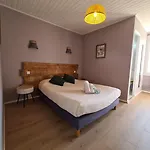 Les Vieux Acacias 호텔 Queyrac