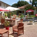 호텔 Les Vieux Acacias 2*