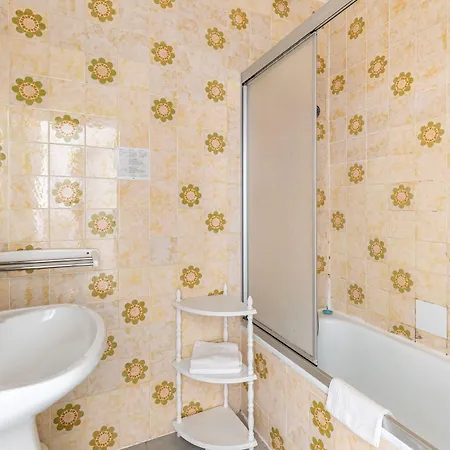 מלון Les Vieux Acacias 2*