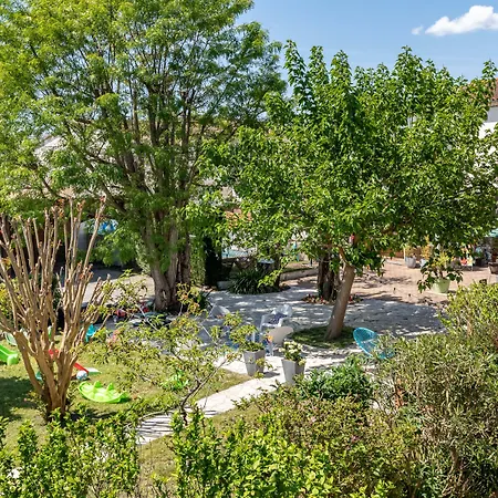 Les Vieux Acacias Hotell