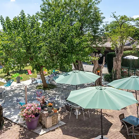 Les Vieux Acacias מלון 2*