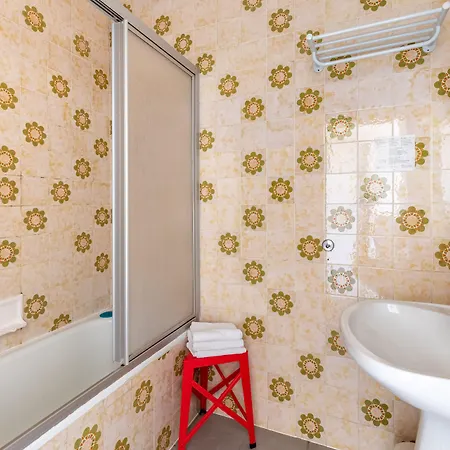 Les Vieux Acacias Hotell 2*
