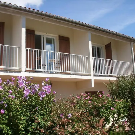 Les Vieux Acacias Szálloda 2*